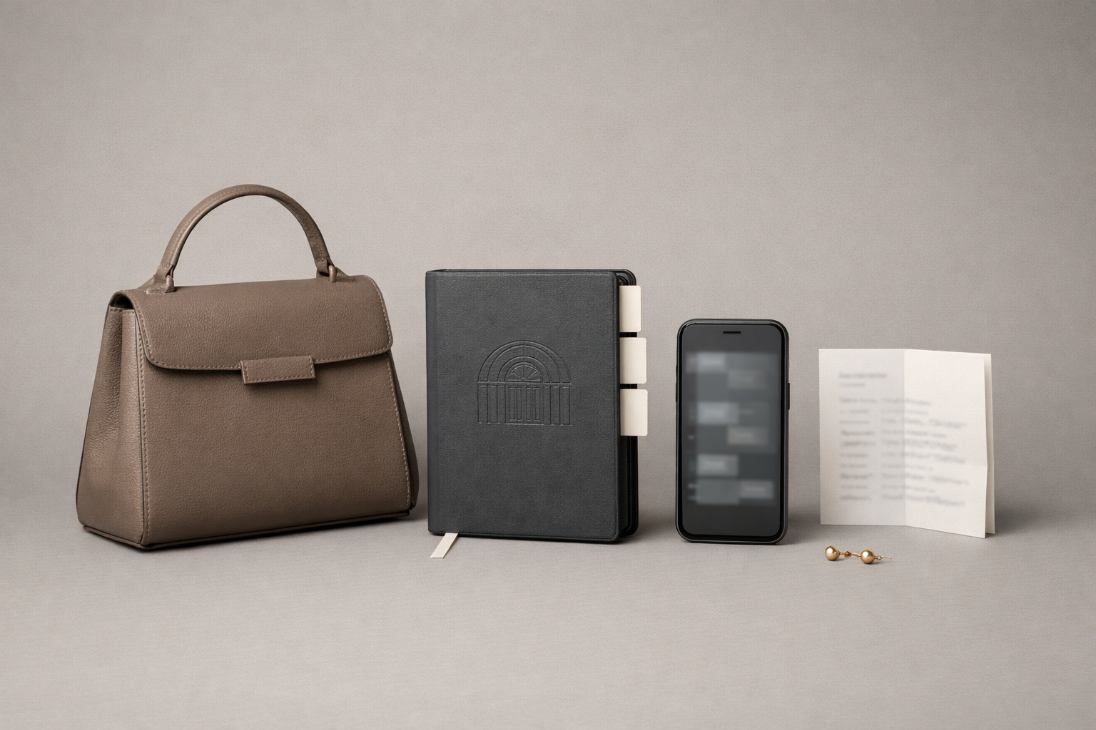 Diskrete Wiener Eventvorbereitung mit Tasche, Notizbuch, Smartphone, Reiseplan und Goldohrringen – business escort wien.