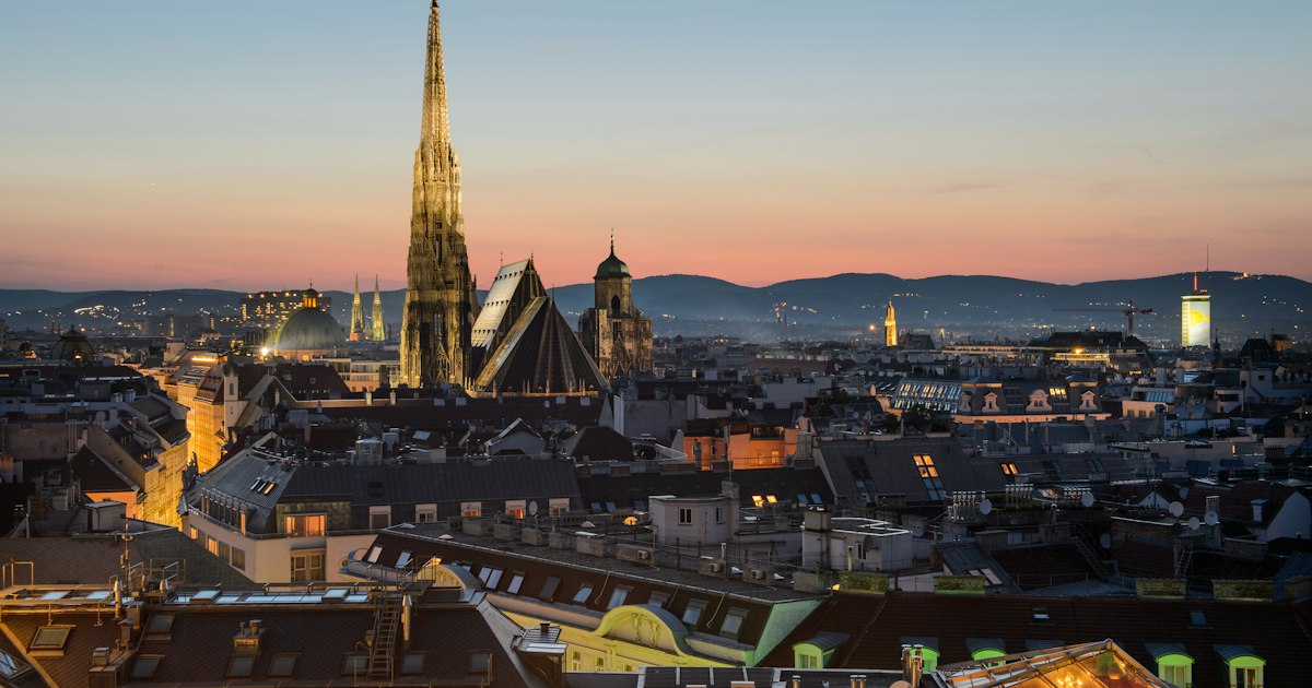 Elegante Wiener Skyline bei Nacht mit Spiegelung im Wasser