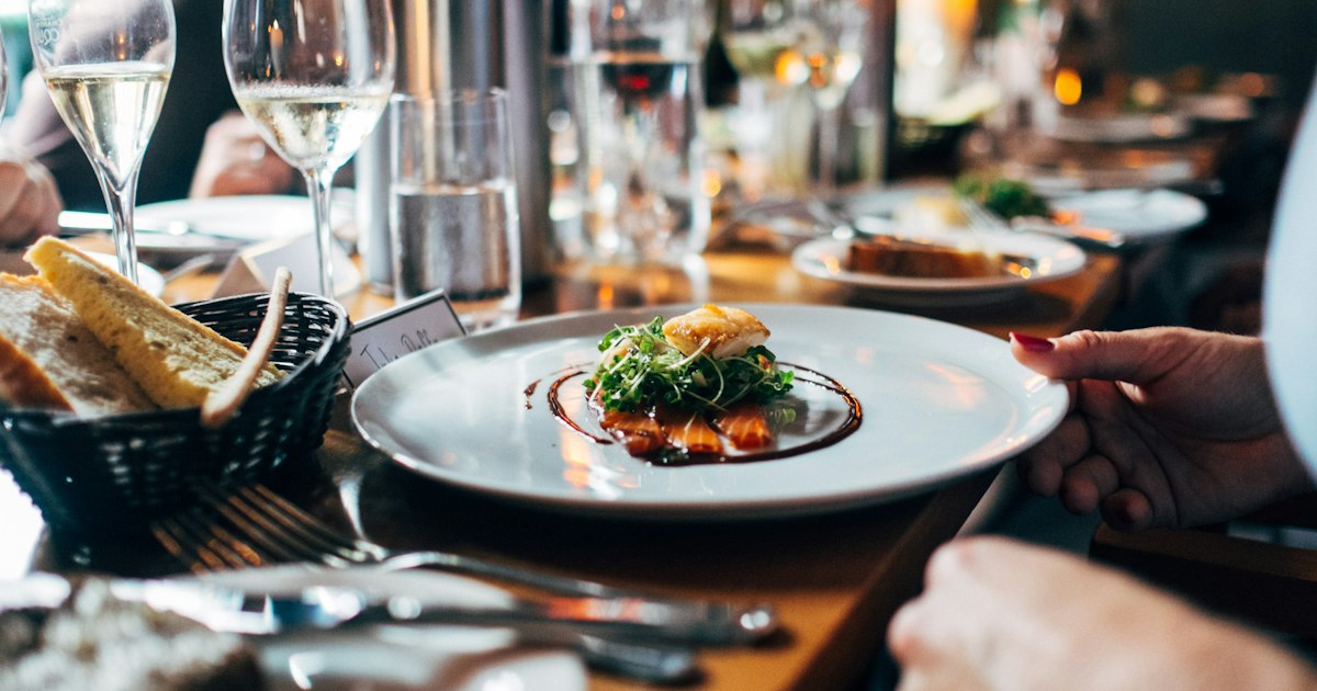Elegant gedeckter Tisch mit Weingläsern in einem gehobenen Restaurant