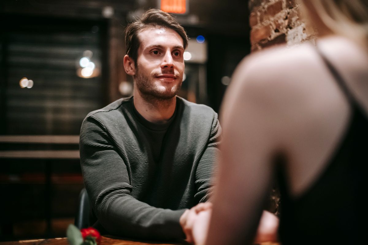 Junges Paar genießt ein entspanntes Gespräch bei einem romantischen Abendessen im Restaurant