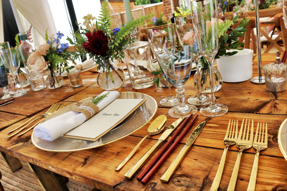 Elegant gedeckter Tisch mit Weingläsern und Blumenschmuck in einem feinen Restaurant