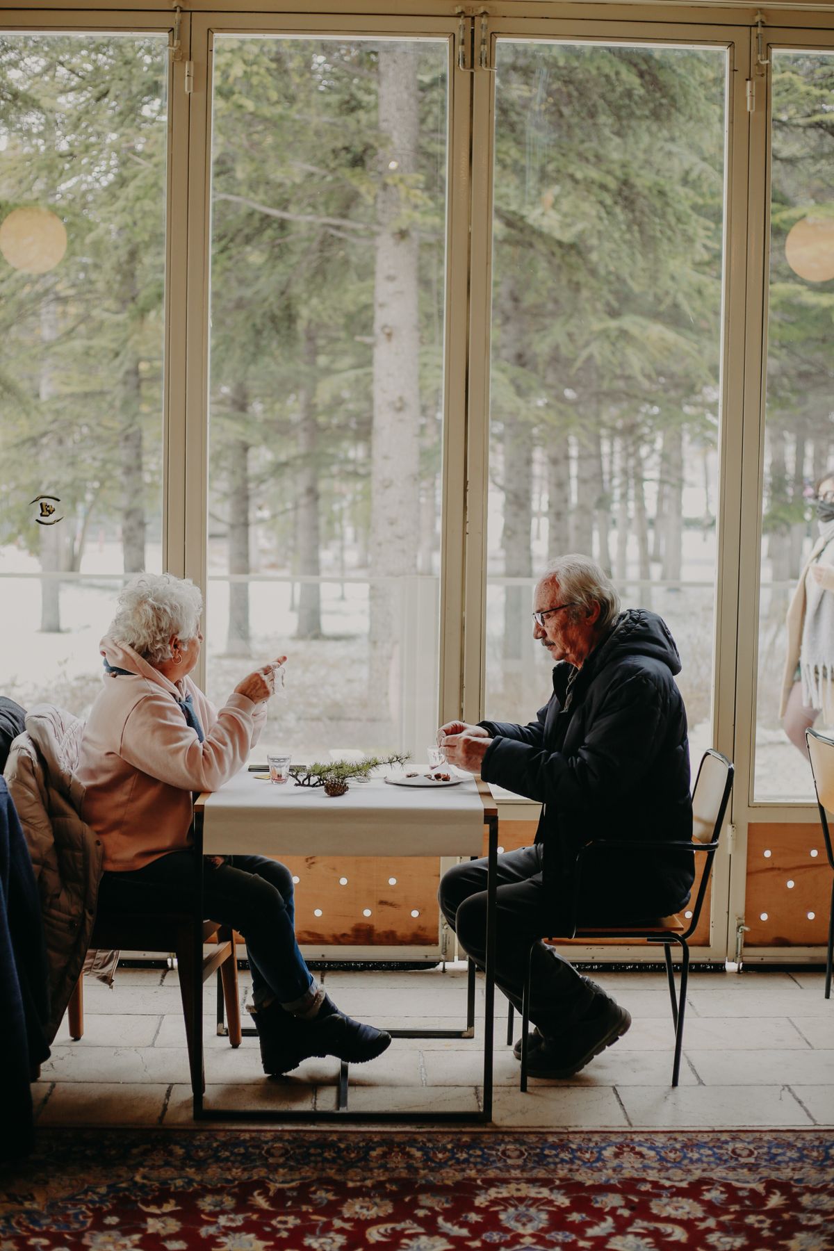 Distinguiertes Paar bei einem eleganten Dinner mit Ausblick in gehobenem Ambiente