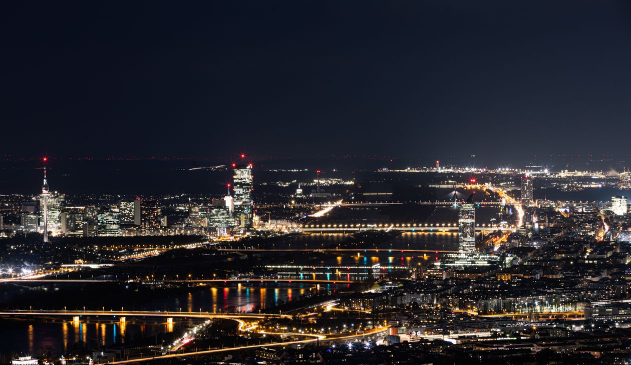 Wien bei Nacht, Stadtsilhouette mit Lichtern als Sinnbild für diskrete Begleitung in der Stadt