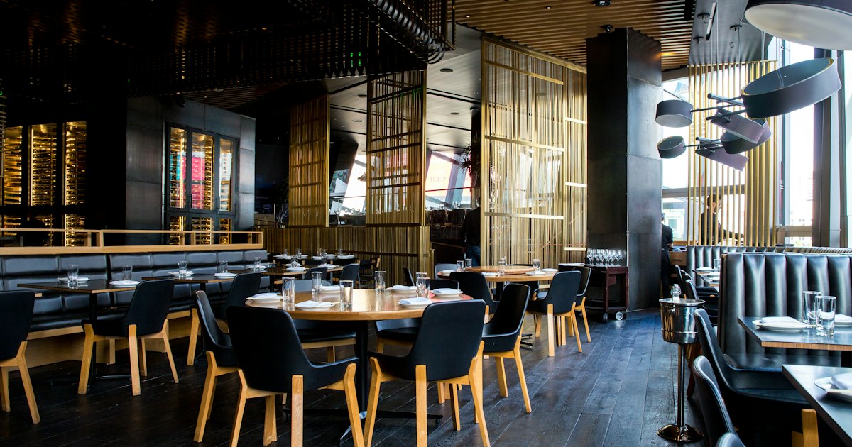 Stimmungsvoller Restaurantraum mit warmem, gedämpftem Licht für ein romantisches Abendessen